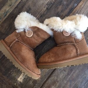UGG Chestnut Bailey Button Sheepskin boots Sz 7